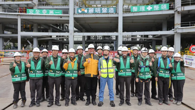 麗明營造以「全員工安、全員品質」為核心，董事長吳春山（前排左五，黃外套）現身工地宣示安全決心。